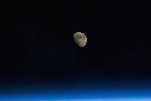 2013年11月12日，从国际空间站看月球。